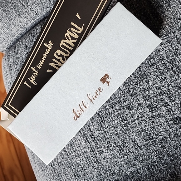 New Doll Face neutral Eye Shadow Palette - Picture 10 of 15